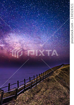 繁星點點的夜空籠罩著奈米達角。 繁星點點的夜空籠罩著奈米達角。 138328321