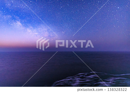 在淚岬的夜晚,大海與星星交會。 在淚岬的夜晚,大海與星星交會。 138328322