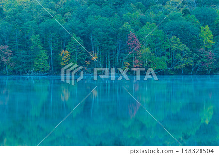 神秘的奧內托湖的秋天 神秘的奧內托湖的秋天 138328504