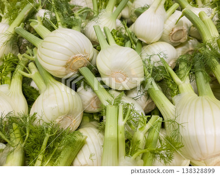 Top view of fresh organic fennel bulbs background pattern at local farmers market 138328899