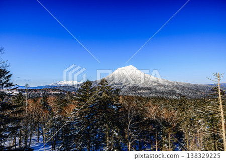 阿寒瑪修國立公園：白雪皚皚的梅坎山和奧坎山－冬季山景 138329225