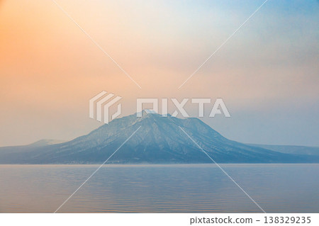 北海道支笏湖:黎明的寂靜與朦朧的山景。 北海道支笏湖:黎明的寂靜與朦朧的山景。 138329235