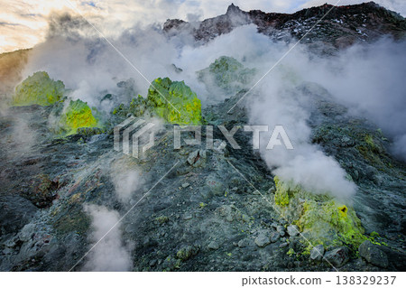 The sulfurous region of Atosanupuri: A powerful landscape of fumaroles and the earth. 138329237