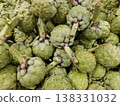 Top view of fresh organic artichokes background pattern at local farmers market 138331032