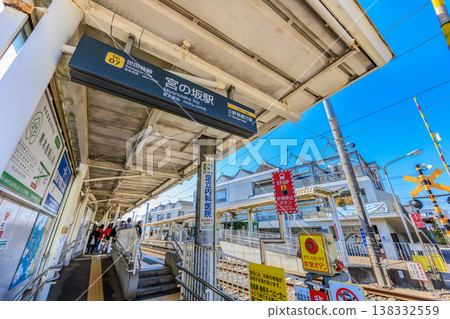東京世田谷區的城市景觀:東急世田谷線上的宮之坂站,穿過一片住宅區。 東京世田谷區的城市景觀:東急世田谷線上的宮之坂站,穿過一片住宅區。 138332559