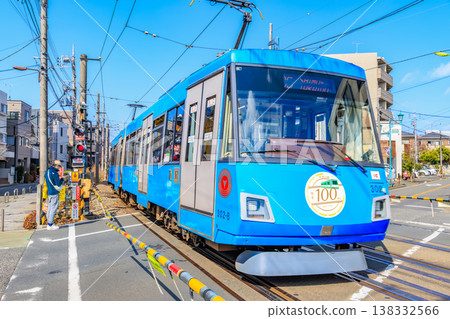 東京世田谷區的城市景觀:東急世田谷線穿過居民區。 東京世田谷區的城市景觀:東急世田谷線穿過居民區。 138332566