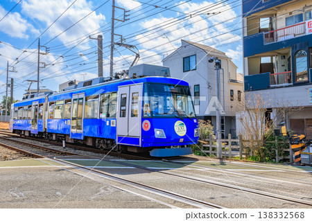 東京世田谷區的城市景觀:東急世田谷線穿過居民區。 東京世田谷區的城市景觀:東急世田谷線穿過居民區。 138332568