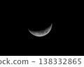 一輪細節豐富的彎月在漆黑的宇宙中閃耀，這是用 1200 毫米超遠攝鏡頭拍攝的。 138332865