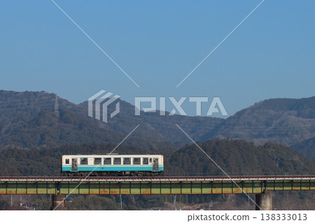 一輛KiHa 32系列柴油動車組駛過一座鐵路橋,背景是雄偉的四國山脈。 (拍攝於2026年2月21日) 一輛KiHa 32系列柴油動車組駛過一座鐵路橋,背景是雄偉的四國山脈。 (拍攝於2026年2月21日) 138333013