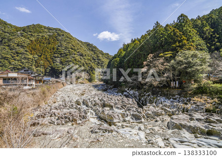 小座川的“瀑布崇拜” 138333100