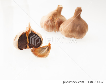 黑蒜,白色背景 黑蒜,白色背景 138333437