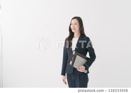 微笑與材料的女商人 微笑與材料的女商人 138333936