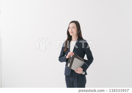 微笑與材料的女商人 微笑與材料的女商人 138333937