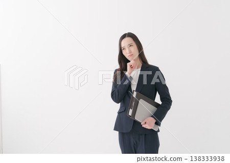 Business woman with a thinking expression Business woman with a thinking expression 138333938