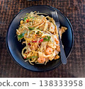 盛於黑色盤子上的亞洲風味蝦仁炒寬麵（照片是從正上方拍攝的） 138333958
