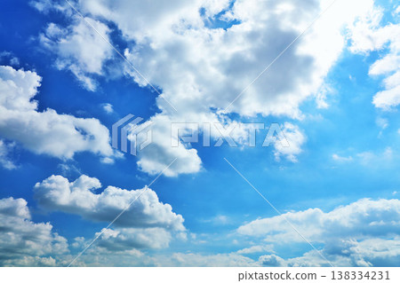 夏天藍天和雲彩 夏天藍天和雲彩 138334231