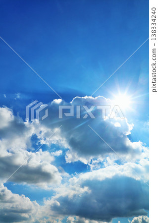 夏天藍天、雲彩和太陽 夏天藍天、雲彩和太陽 138334240