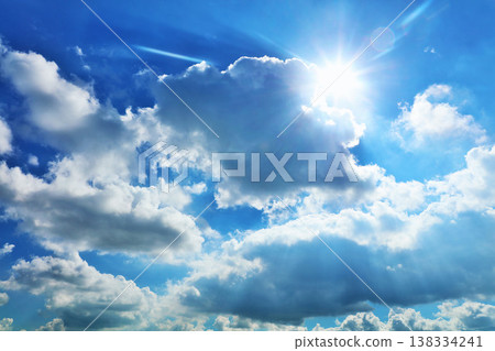 夏天藍天、雲彩和太陽 夏天藍天、雲彩和太陽 138334241
