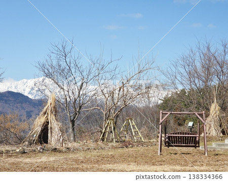 早春時節，阿爾卑斯山觀景公園廣場旁的鞦韆架。 138334366