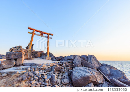 春日清晨的陽光灑在長崎縣壹岐市的龍蛇神社。 春日清晨的陽光灑在長崎縣壹岐市的龍蛇神社。 138335060