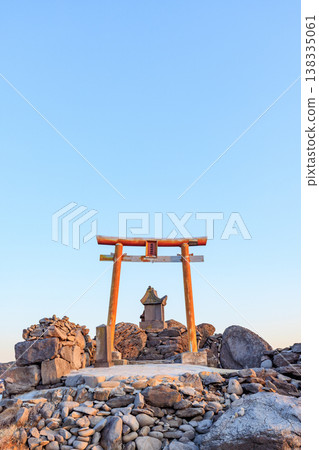 春日清晨的陽光灑在長崎縣壹岐市的龍蛇神社。 春日清晨的陽光灑在長崎縣壹岐市的龍蛇神社。 138335061