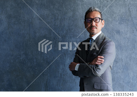 一位50多歲(中年/老年)商務人士的肖像。 一位50多歲(中年/老年)商務人士的肖像。 138335243