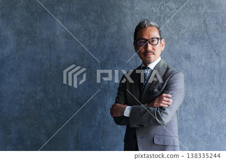 一位50多歲(中年/老年)商務人士的肖像。 一位50多歲(中年/老年)商務人士的肖像。 138335244