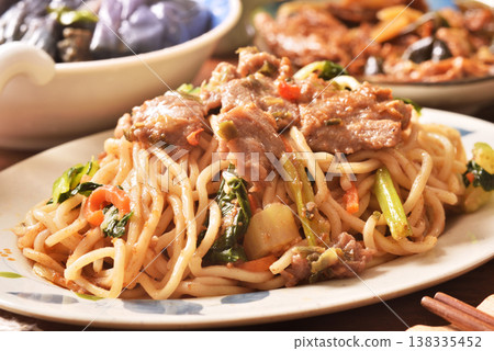 Stir fried beef noodle with shacha sauce 138335452