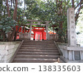 東京澀谷區！豐坂稻荷神社的鳥居與神社名牌。 138335603