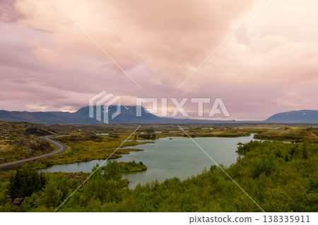 冰島北部米湖（Mývatn）的日落，米湖是一座火山湖，冰島是北歐島國，也因其假火山口而聞名。 138335911