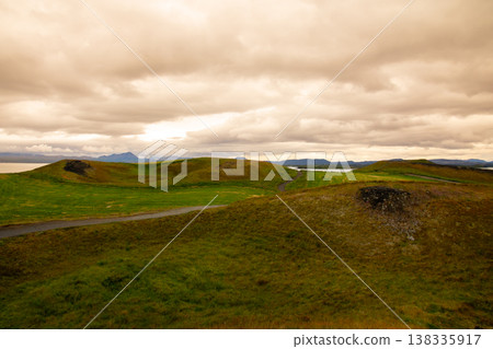 冰島北部米湖(Mývatn)的日落,米湖是一座火山湖,冰島是北歐島國,也因其假火山口而聞名。 冰島北部米湖(Mývatn)的日落,米湖是一座火山湖,冰島是北歐島國,也因其假火山口而聞名。 138335917