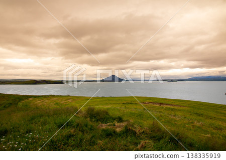 冰島北部米湖(Mývatn)的日落,米湖是一座火山湖,冰島是北歐島國,也因其假火山口而聞名。 冰島北部米湖(Mývatn)的日落,米湖是一座火山湖,冰島是北歐島國,也因其假火山口而聞名。 138335919