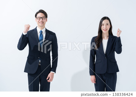 Businessmen men and women who guts pose Businessmen men and women who guts pose 138336424
