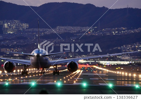 飛機從伊丹機場起飛 飛機從伊丹機場起飛 138336627