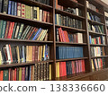 書架上擺滿了書架 138336660