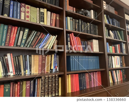 書架上擺滿了書架 138336660