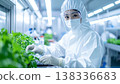 一位身穿白色實驗服的日本女研究員在無塵室中進行植物研究和品質控制。 138336683