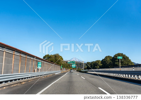一輛轎車行駛在靜岡縣靜岡市東名高速公路清水交流道附近，同時可欣賞富士山的景色。 138336777