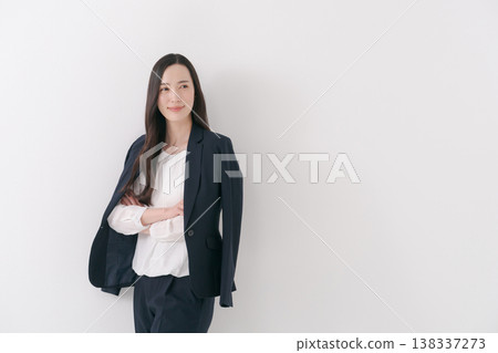 一位長髮女子，身穿夾克 138337273