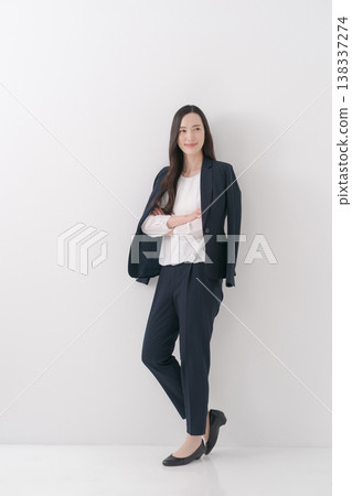 一位長髮女子，身穿夾克 138337274