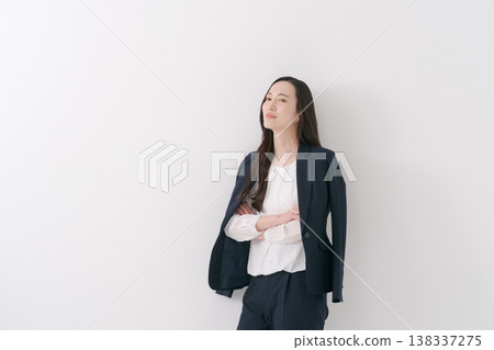 一位長髮女子，身穿夾克 138337275