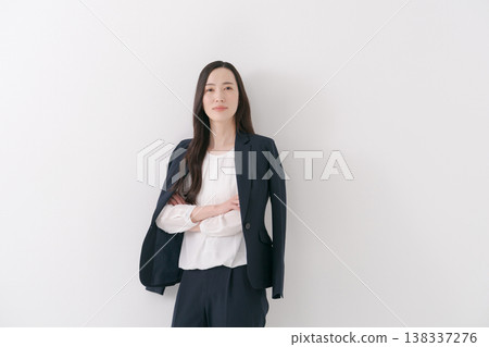 一位長髮女子，身穿夾克 138337276
