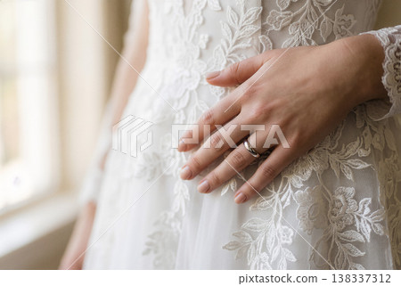 新娘的結婚戒指輕輕觸碰到了婚紗的蕾絲。 138337312