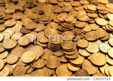 以堆積如山的金幣為背景，展現金色財富和寶藏的奢華。 138337314