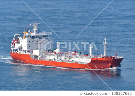 液化石油氣油輪在海上航行 液化石油氣油輪在海上航行 138337683