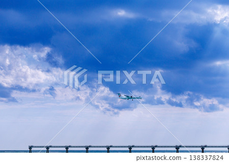 從瀨長島眺望那霸機場的飛機降落景色 從瀨長島眺望那霸機場的飛機降落景色 138337824