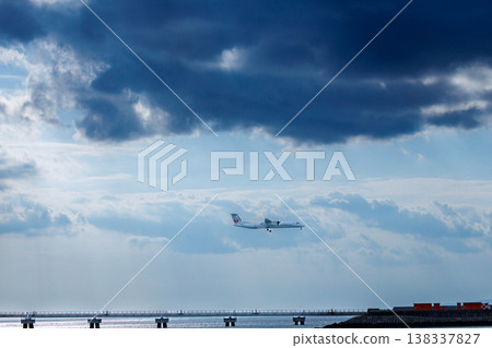從瀨長島眺望那霸機場的飛機降落景色 從瀨長島眺望那霸機場的飛機降落景色 138337827