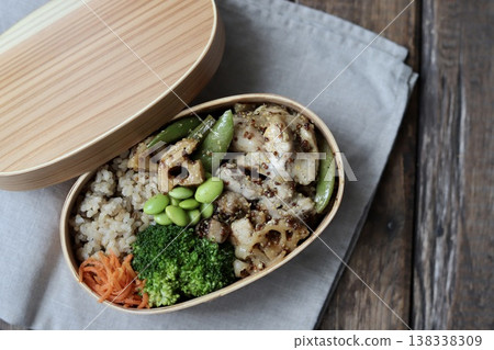 一份健康的便當盒,裡面有芥末雞肉和大量蔬菜,熱量低於500卡路里。 一份健康的便當盒,裡面有芥末雞肉和大量蔬菜,熱量低於500卡路里。 138338309