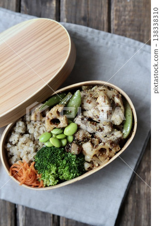 一份健康的便當盒，裡面有芥末雞肉和大量蔬菜，熱量低於500卡路里。 138338310