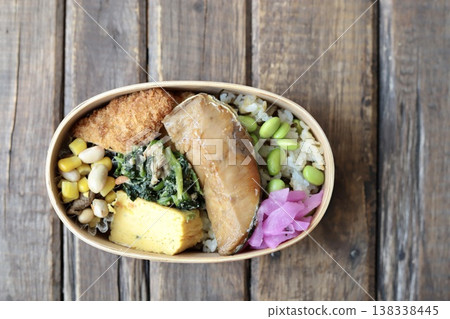日式便當盒，內含照燒黃尾魚、毛豆及鹹海帶飯。 138338445